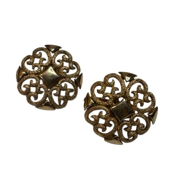 Vintage Avon Gold Toned Textured Filagree Clip On Earrings - Picture 3 of 6